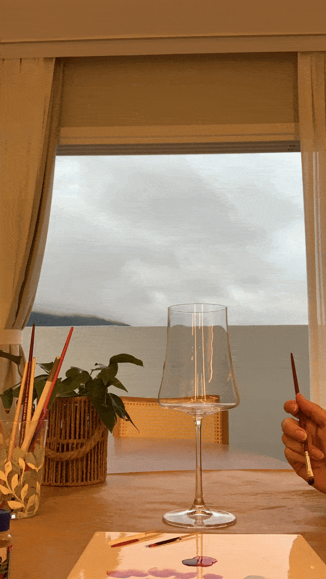 Mãos da artesã pintando à mão um padrão decorativo em cristal — Vitis Atelier