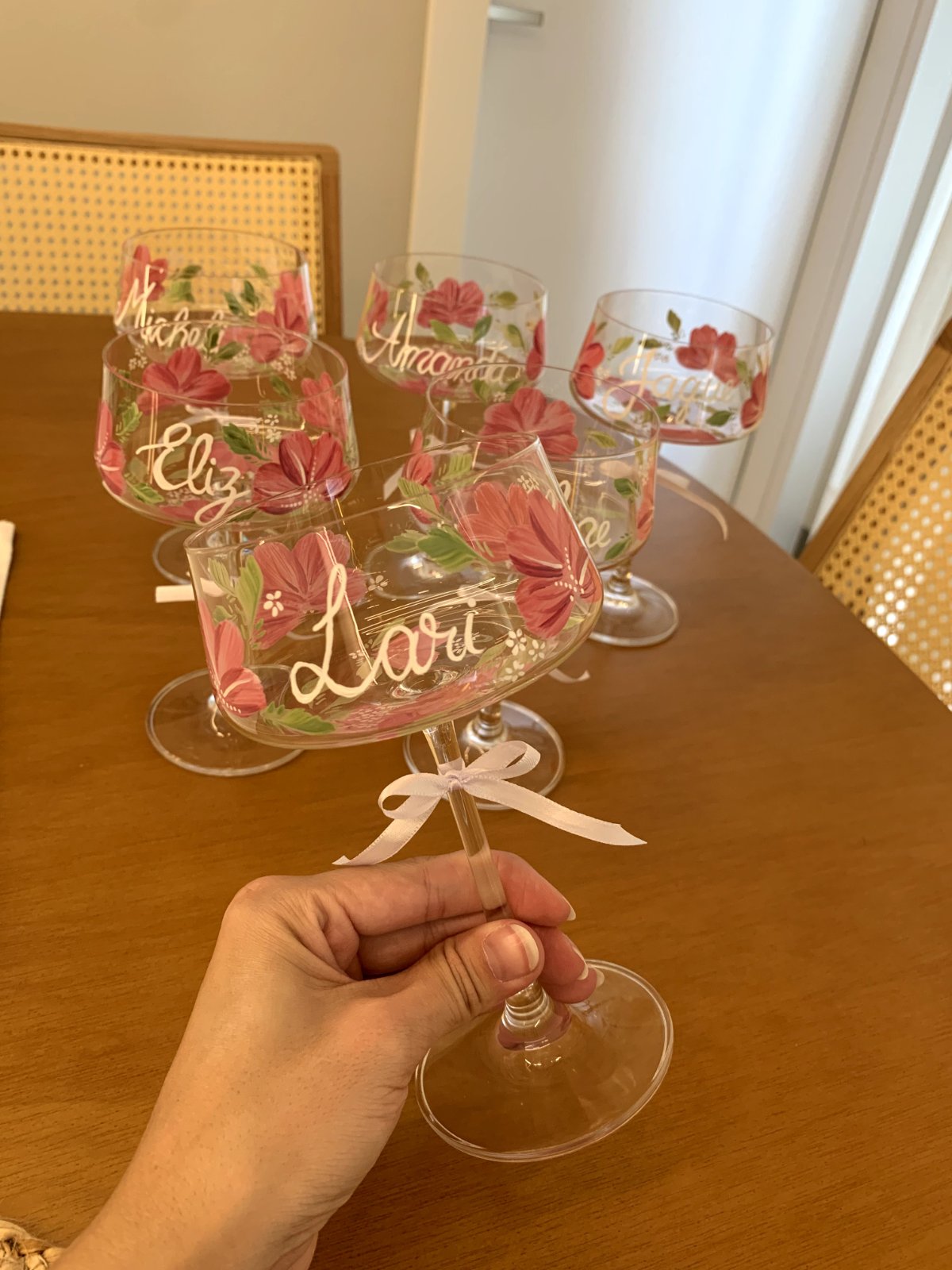 Elegante mesa de casamento com taças de champanhe pintadas à mão com padrões dourados de vinhas