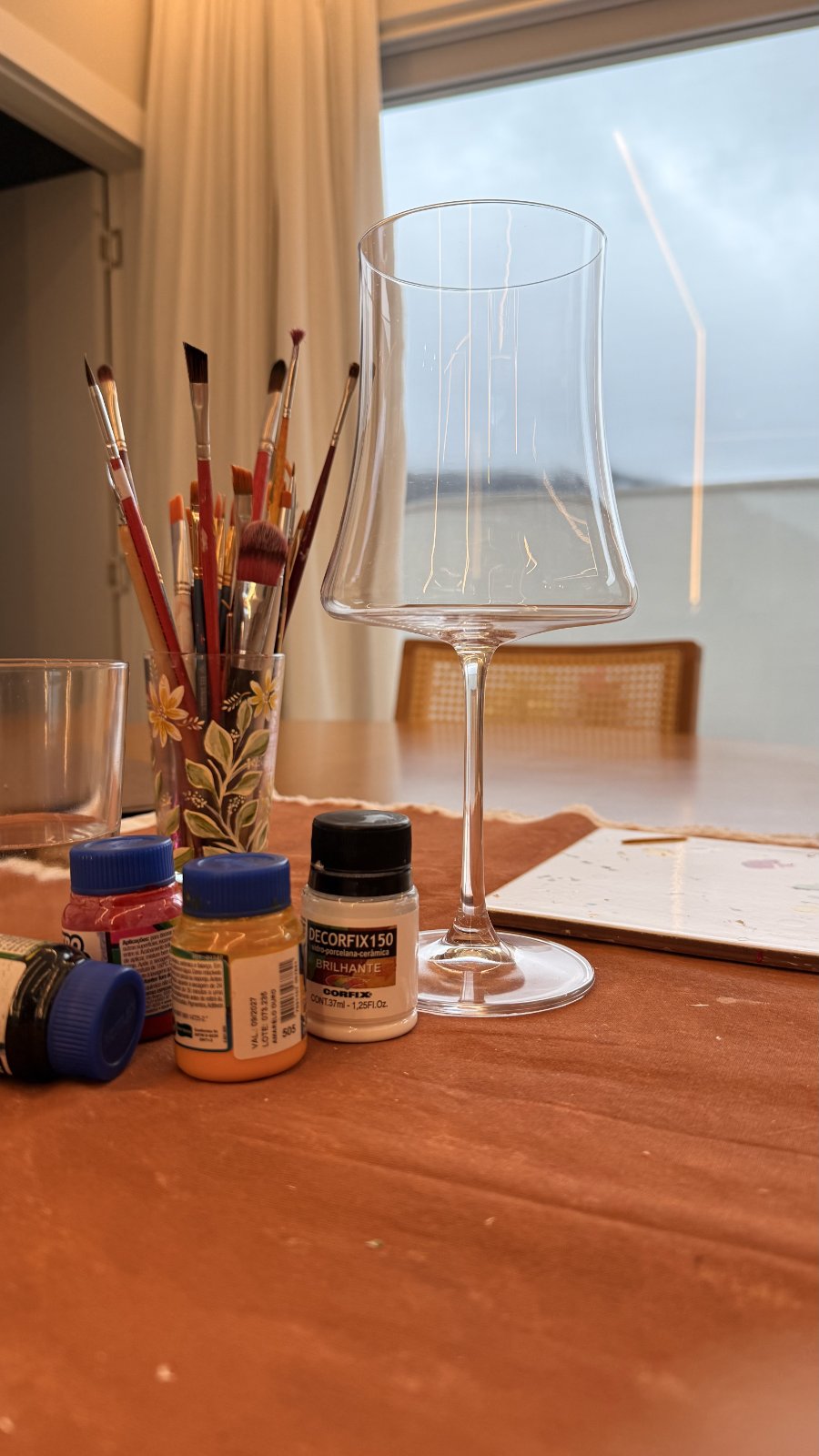 Ferramentas artesanais — pincéis finos e tintas premium usados para pintura à mão em cristalaria